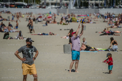Gdynia. Słoneczna, upalna pogoda na plaży i bulwarze...