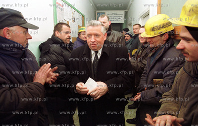 Czwarty dzien strajku w Stoczni Gdynia S.A. Do stoczniowcow...