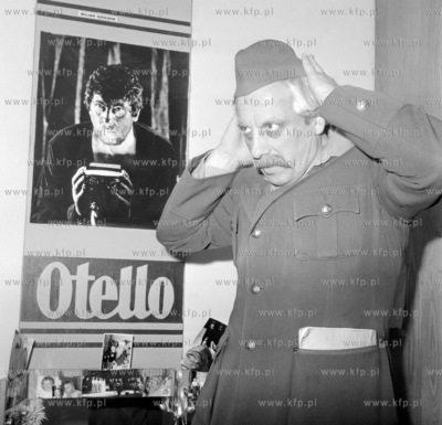 Aktor Stanislaw Michalski w garderobie przed spektaklem....