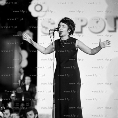 X Miedzynarodowy Festiwal Piosenki w Sopocie. Na scenie...