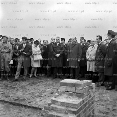 Uroczystosc wmurowania aktu erekcyjnego pod budowe...