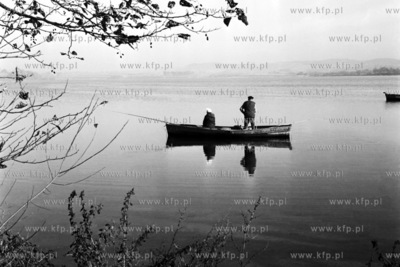 Wedkarze na kaszubskim jeziorze. 
04.11.1973
7pazdziernik73_z.kosycarz_p70
Fot....