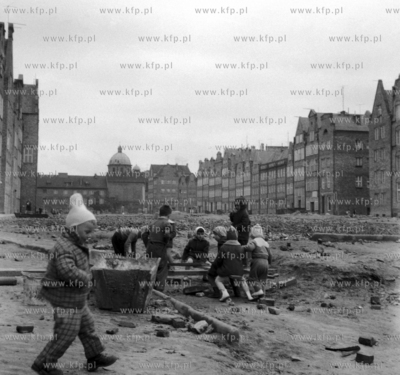 Zabawa na placu przy ulicy Św. Ducha w Gdańsku.
1961
0001594z
Fot....