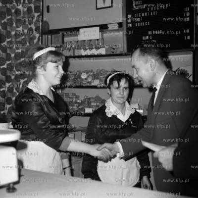 Gratulacje dla kelnerek restauracji. 
03.1967
0000628z_marzec1967
Fot....