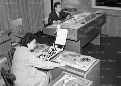 Dziennikarze Radia Gdańsk przy pracy w studiu radiowym....