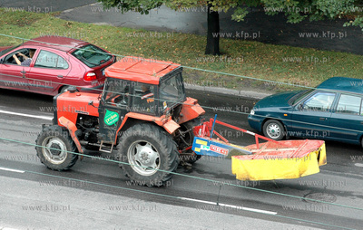 Gdansk Podwale Przedmiejskie. Nz. Ciagnik z kosiarka...