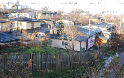 Piecset rodzin z osiedla mieszkaniowego na wzgorzu...