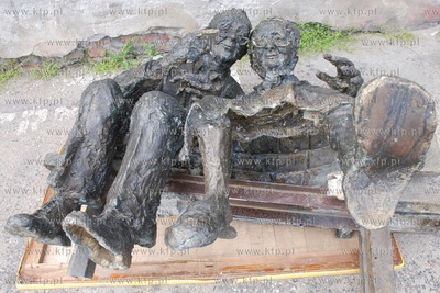 Nieznani sprawy uslilowali ukrasc rzezbe autorstwa...