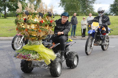 Kosakowo. Dozynki gminne. Nz. Jeden z dozynkowych wiencow...