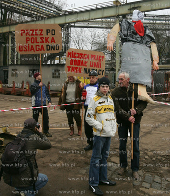 Stocznia Szczecinska Nowa. Podczas wodowania statku...