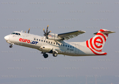 Szczecin, Goleniow. Nz. ATR-42-500 Linii EuroLot. 26.04.2009...