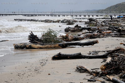 Gdynia. Sztorm na Zatoce Gdanskiej spowodowany przez...