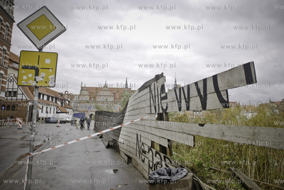 Przewalone ploty i wyrwane z korzeniami drzewa to skutek...