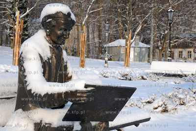 Gdynia Orlowo w zimowej szacie. Nz. Laweczka z pomnikiem...