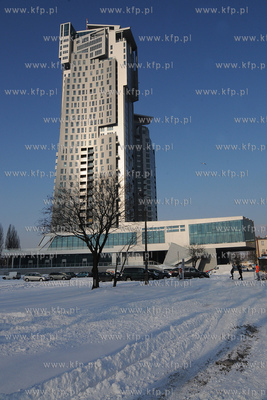 Zima w Gdynskim porcie i okolicy. Nz. Apartamentowiec...