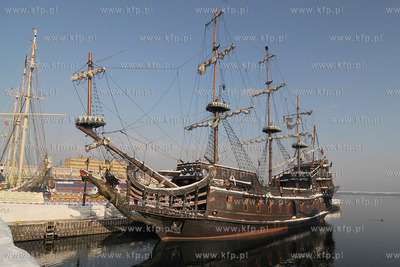 Zima w Gdynskim porcie i okolicy. Nz. Galeon Dragon...
