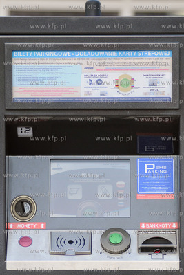 Strefa platnego parkowania przy plazy miejskiej w Gdyni....