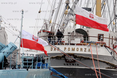 Gdynia. Skwer Kosciuszki. Opuszczone do polowy bandery...