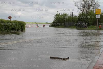 Podniesiony stan Wisly w okolicach jej ujscia do morza...