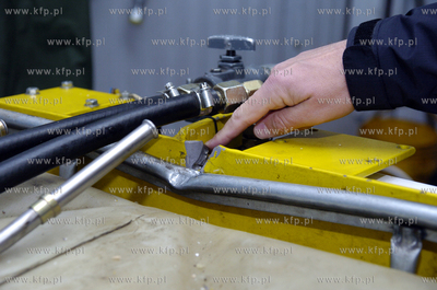 Ustka. Nieznany przedmiot spadl na teren fabryki Hydro-Naval...