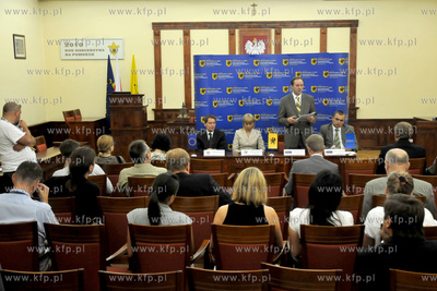 Gdansk. Urzad Marszalkowski. Wreczenie decyzji o przyznaniu...