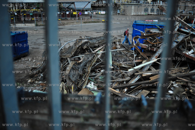 Rozbiorka zabytkowych hali Stoczni Gdanskiej, tereny...