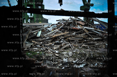 Rozbiorka zabytkowych hali Stoczni Gdanskiej, tereny...