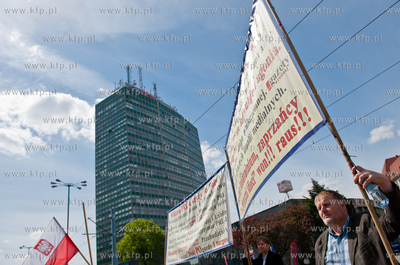 Gdansk. Plac Solidarnosci. Protest ok 200 osob przeciwko...