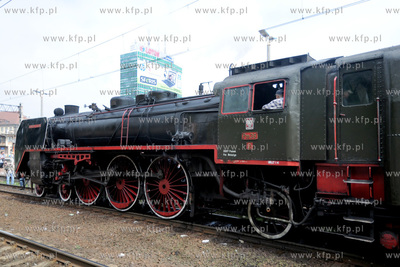 Pociag "Heweliusz", prowadzony przez parowoz z wolsztynskiej...