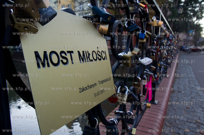Gdansk, ul. Korzenna. Most Milosci, czyli most z klodkami...