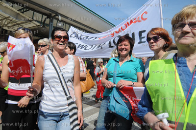 Kupcy z gdyńskiej hali targowej przeszli ulicami Gdyni...