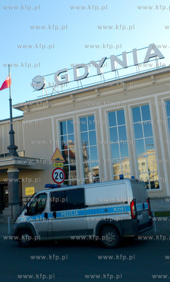 Dworzec Glowny PKP w Gdyni. Policja oczekuje na kibicow...