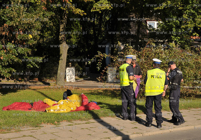 Sopot. Ulica Haffnera/Sepia. Paralotniarz wyladowal...