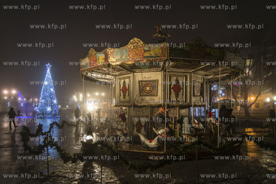 Sopot. Iluminacje świetlne i karuzela na Placu Przyjaciół...