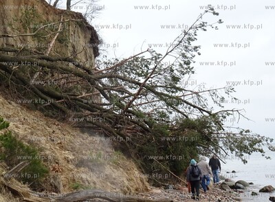 Wezbrane fale uszkodziły Klif Orłowski w Gdyni Orłowie....