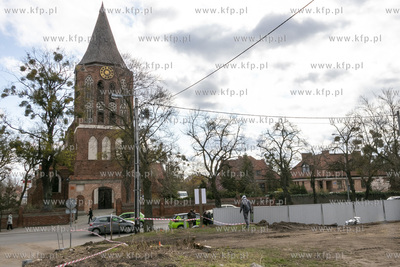Stawianie ogrodzenia wokół placu pomiędzy ulicami...