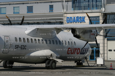 Port lotniczy w Gdansku Rebiechowie. Przed terminalem...