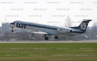 Port lotniczy w Gdansku Rebiechowie. Startujacy samolot...