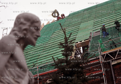 Dzien zawieszania wiechy na remontowanym dachu kosciola...