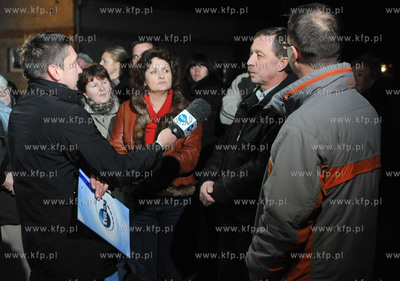 Ekipa telewizji TVN z redaktorem Adamem Kasprzykiem...
