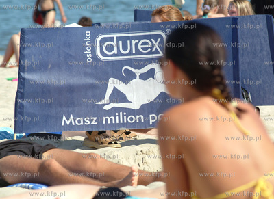 Promocja prezerwatyw Durex na plazy w Sopocie. 29.07.2004...