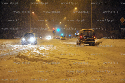 Samochody jada zima przez Lezno na trasie Zukowo Gdansk...