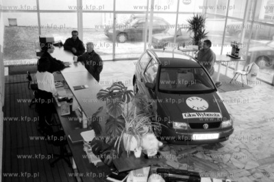 Samochod volkswagen polo przed salonem Groblewski w...