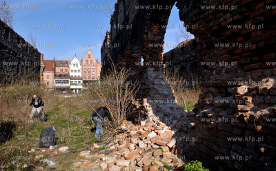 Prace porzadkowe na polnocnej czesci Wyspy Spichrzow...