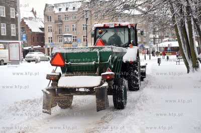 Zima na ulicach Gdanska. Odsniezanie przez ZdiZ placu...