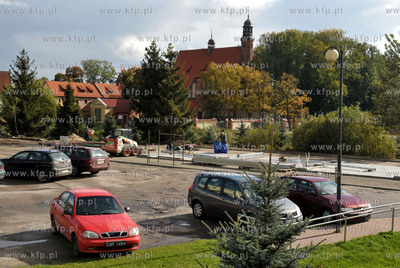 Zukowo. Parking przed restaurcja Gryf i poczatek budowy...