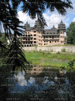 Budowa prywatnego zamku w Lapalicach na Kaszubach.30.08.2004Fot....