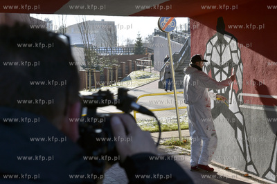 Mural autorstwa Grzegorza Zająca powstaje w przejściu...