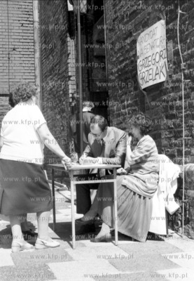 Pawel Adamowicz zbiera podpisypod kosciolem sw Brygidy...
