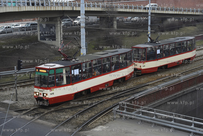 Gdańsk. Węzeł Okopowa. Tramwaj 105n  na ul. Okopowej....